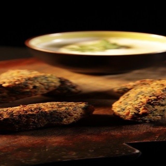 Kofte s čičeriko, kuminom, špinačo in sezamovim prelivom