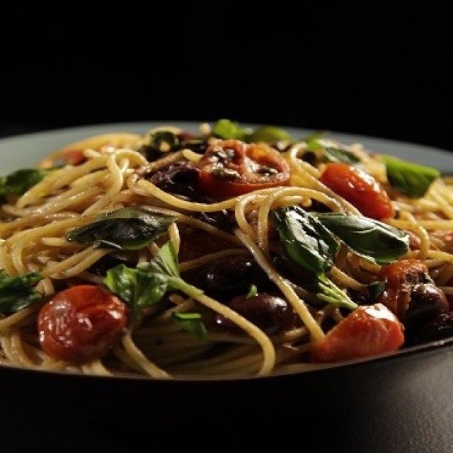 Testenine s paradižnikom, inčunom in čilijem