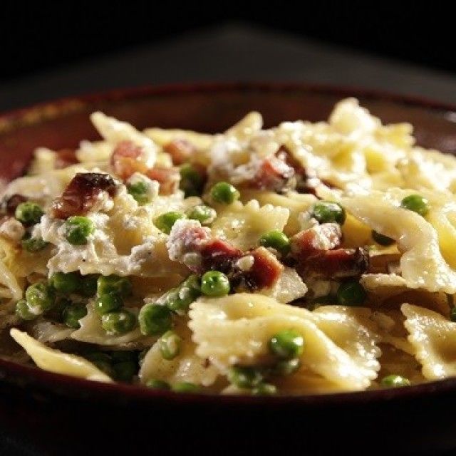 Metuljčki z rikoto, panceto in grahom