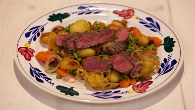 Biftek z zelenjavo bonne femme