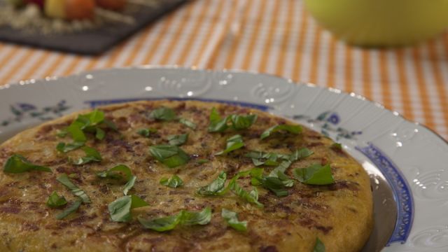 Tortilja s krompirjem, čebulo in pršutom