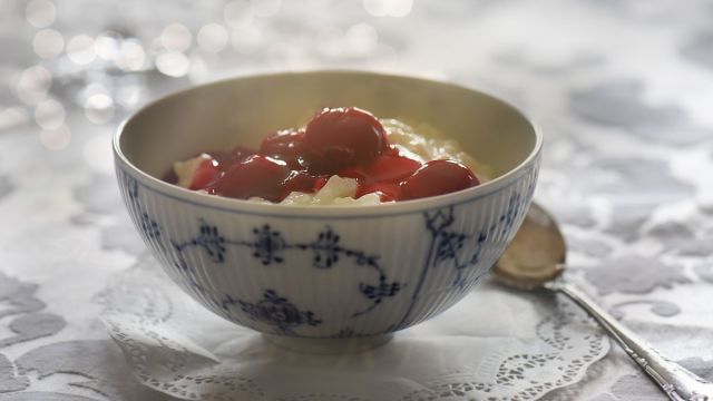 Rižev puding s kardamomom in začinjenimi slivami