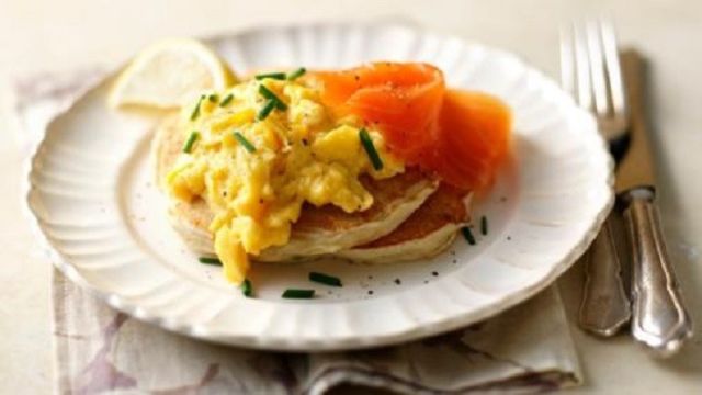 Blini iz ajdove moke s sirom, umešanimi jajci in dimljenim lososom