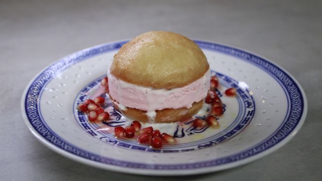 Bao s parfaitom iz granatnega jabolka