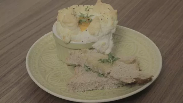 Menemen iz pečice s popečenimi jajčevci