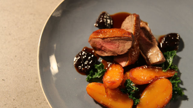 Raca s karameliziranim krompirjem in sladkornim sirupom granatnega jabolka