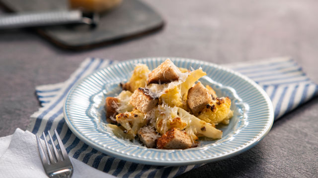 Cezarjeva solata s cvetačo