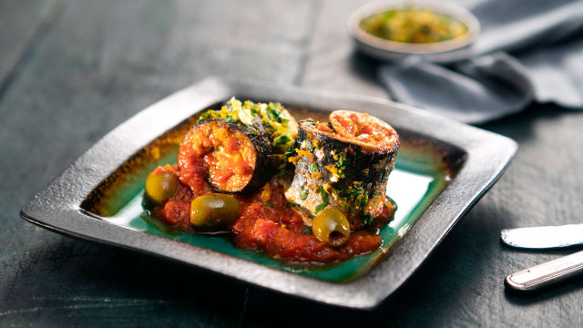 Skušini zvitki s paradižnikovo omako