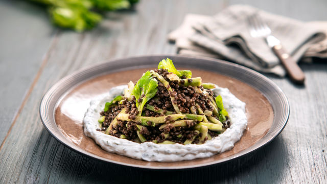 Juha s črno lečo in jogurtom