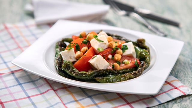 Solata z ocvrtimi paprikami, paradižnikom in čičeriko