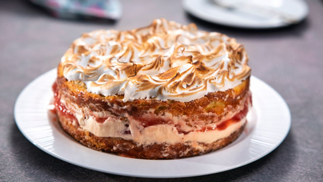 Torta s kokosom in jagodami