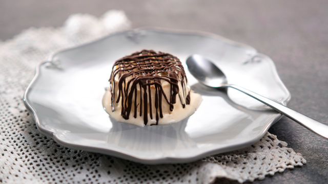 Semifreddo s karamelo, arašidi in čokolado