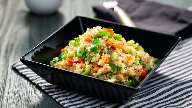 Solata s kvinojo in zelenjavo