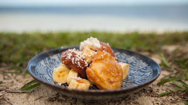 Bananini ocvrtki s kokosom in medom