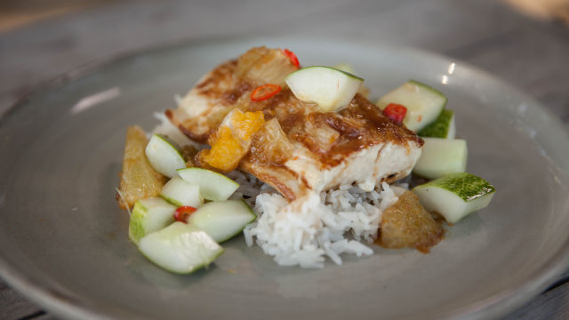 Delfinka z lepljivo omako iz agrumov (omaka aigre-douce)