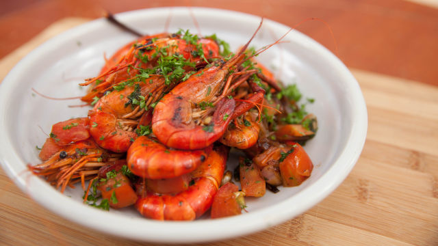 Rečne kozice s šalotkami in maslom