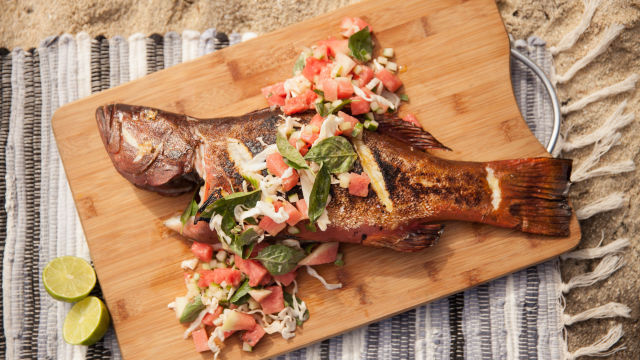 Riba na žaru s solato z lubenico