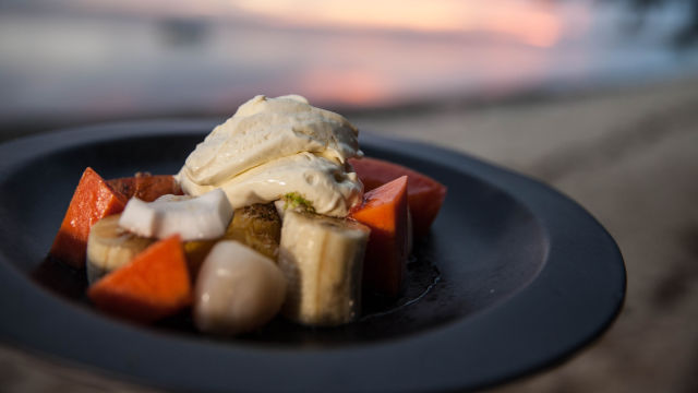 Tropski sadeži s peno iz bele čokolade in kokosa