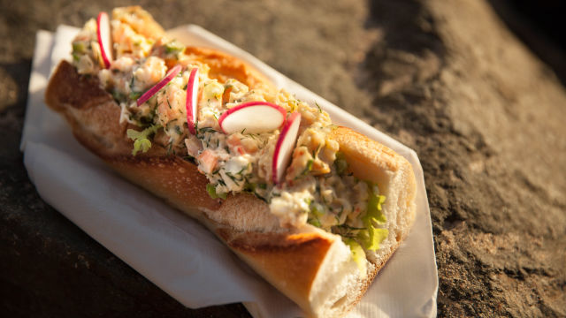 Francoska bageta z raki in kozicami