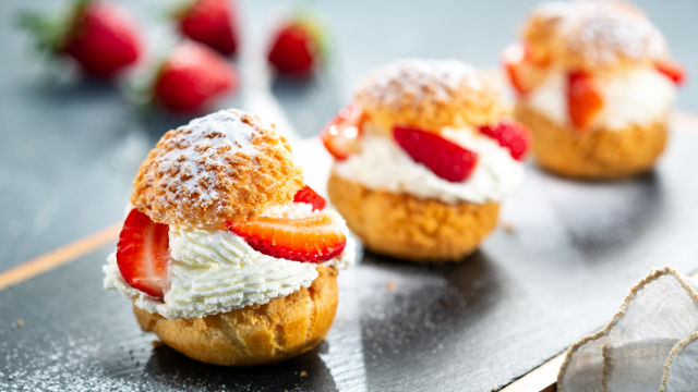 Profiteroli s kremo iz čokolade, smetane in jagod