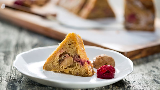 Kostanjev kolač z malinami