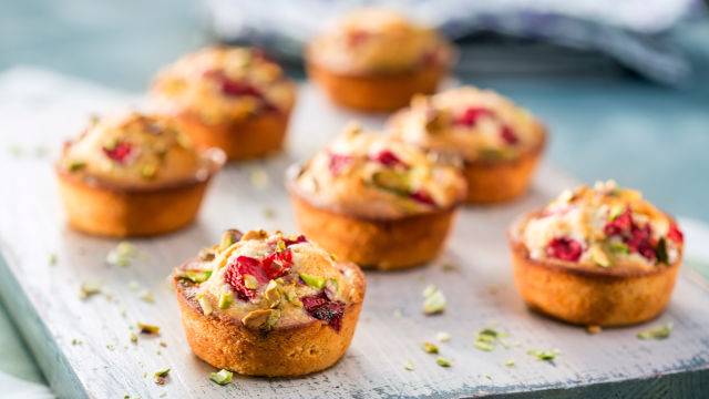 Financerji z jagodami in pistacijami