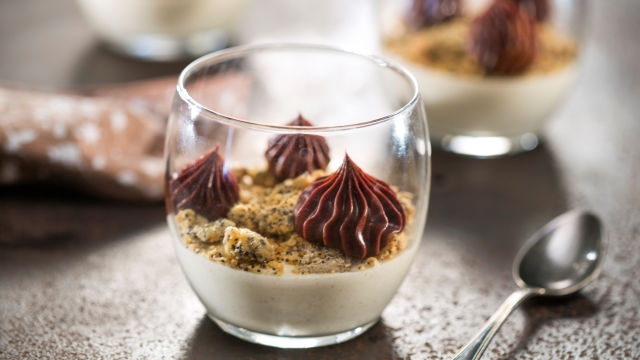 Vaniljev mousse s halvo, drobljencem z makom in temno čokolado