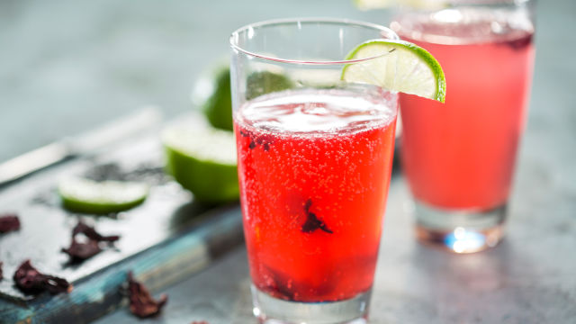 Osvežujoč napitek s hibiskusom in limeto