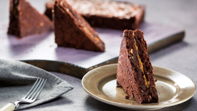 Rjavčkov sendvič z lešniki in karamelno omako