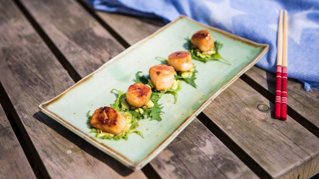 Pokrovače na žaru in maslo s sakejem