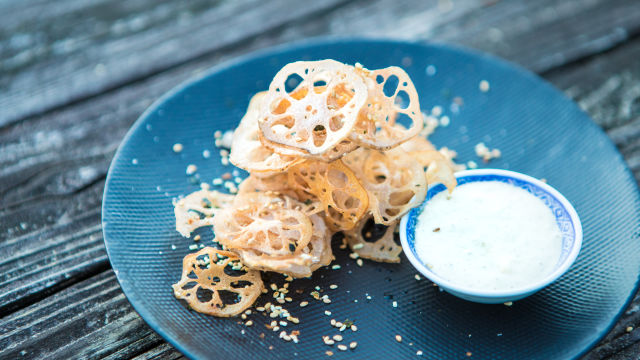 Čips iz indijskega lotosa z vasabijevo majonezo