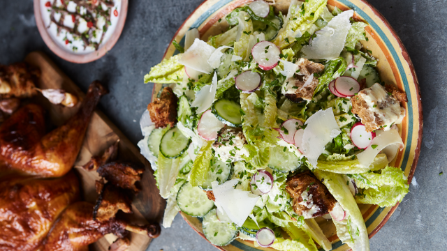 NAJBOLJŠA CEZARJEVA SOLATA S PEČENIM PIŠČANCEM