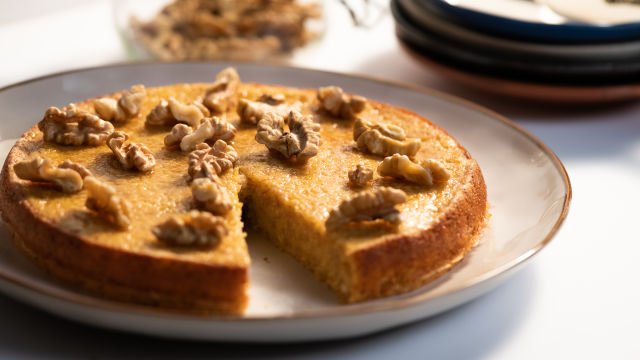 Torta z rikoto, cimetom in orehi