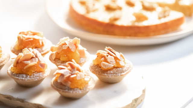 SADNE KOŠARICE Z ROŽIČEM, MANDLJEM, KOMPOTOM IN POMARANČO