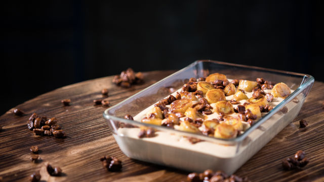 MOUSSE S KUHANIM KONDENZIRANIM MLEKOM, KARAMELIZIRANO BANANO IN SLANIMI ARAŠIDI