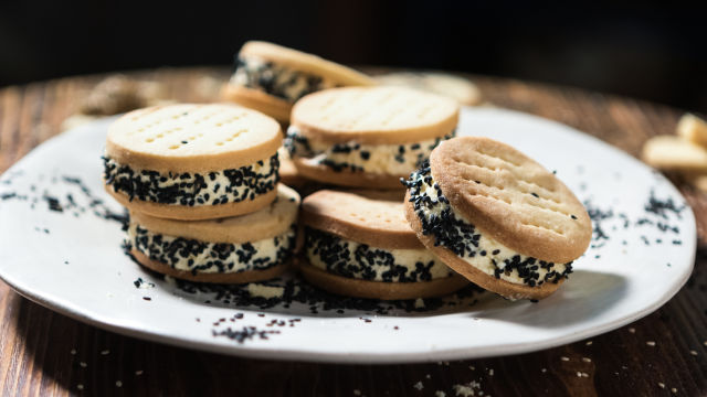 PIŠKOTI S SOKOM YUZU IN SEZAMOVO KARAMELO