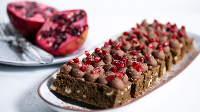 TORTA Z ZAČIMBAMI S KREMO MLEČNE ČOKOLADE IN CVETOVI HIBISKUSA