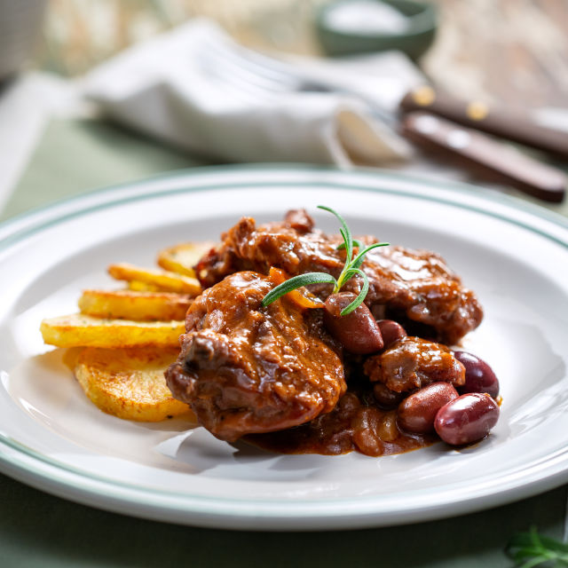 Cacciatore z zajcem in pečenim krompirjem