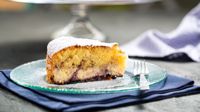 Sirov kolač z borovničevo marmelado