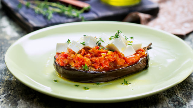 Pečeni jajčevci s paradižniki in mladim sirom