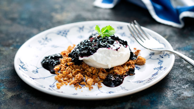 BURRATA Z BRUSNICAMI IN DROBLJENCEM