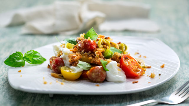 Solata s paradižnikom, mocarelo in drobtinami