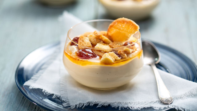 Mlečna krema s češnjevo marmelado