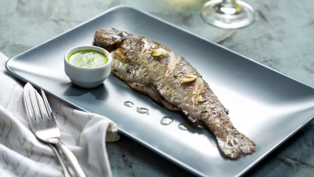 Postrv v pečici z omako chimichurri