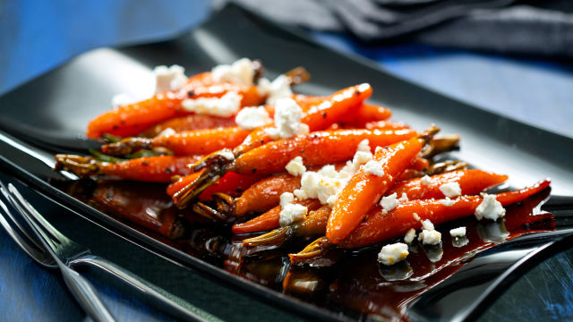 Glazirano korenje s kozjim sirom