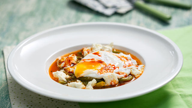 Enolončnica s stročjim fižolom in poširanim jajcem