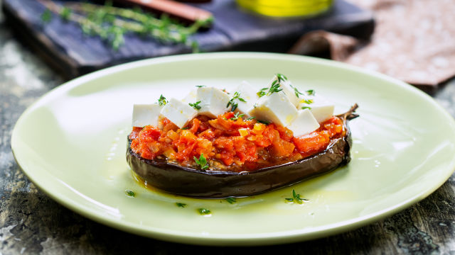 Pečeni jajčevci s paradižniki in mladim sirom