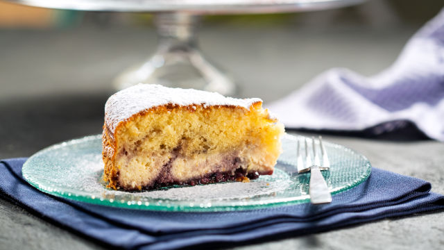 Sirov kolač z borovničevo marmelado