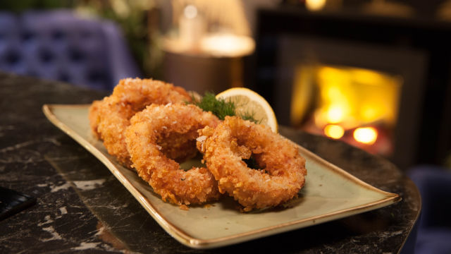 Čebulni obročki s slanino