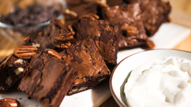 ČOKOLADNI BROWNIE Z OREHI PEKAN